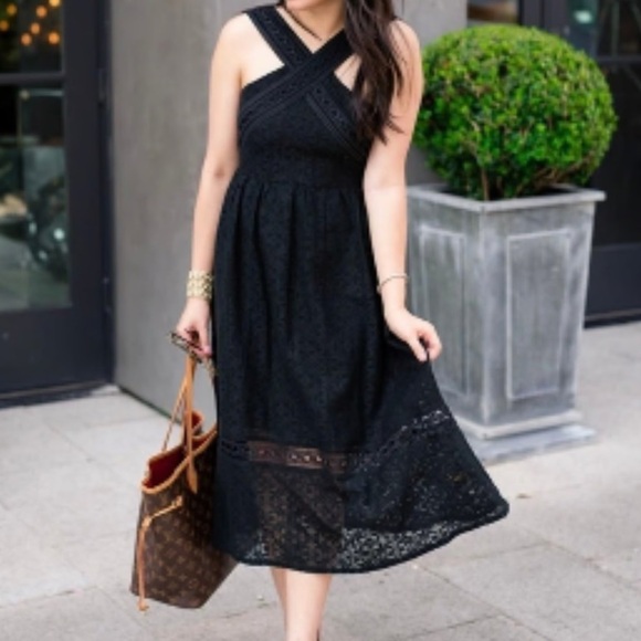 Stylish Black Dress with Lace Detail - Picture 5 of 16